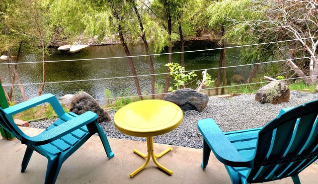 Retro River Casita -Waterfront, BBQ, Gameroom, Views 😍, 1 min to Sequoia Gate.