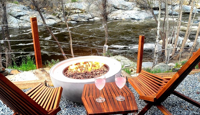 Retro River House! Waterfront, Firepit🔥, BBQ, Gameroom, 1 min to Sequoia Park.