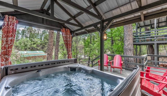 Retro Riverfront MidTown Cabin- !HOT TUB, Riverview Deck PET
