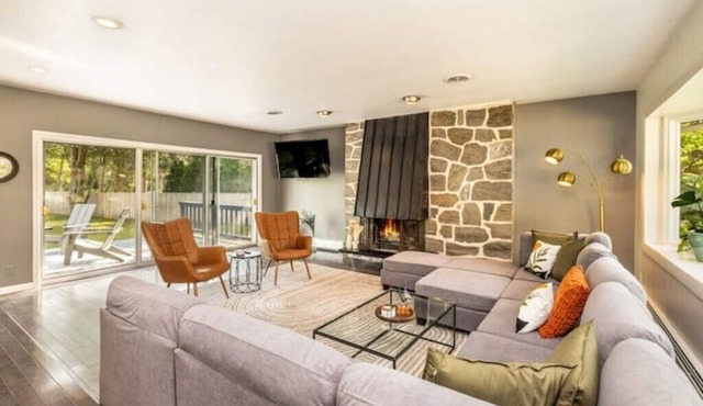 Retro Riverside Retreat, Backyard Oasis, Hot Tub