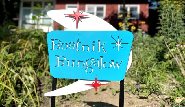 Retro & romantic 2BR bungalow, Lake Erie living, wineries, beaches