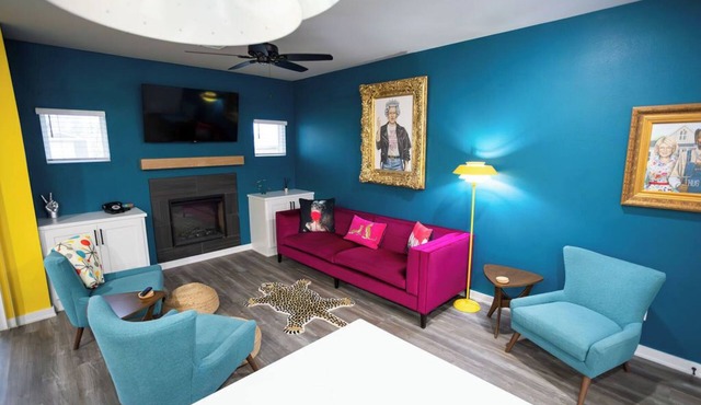 Retro Rose Retreat - Walk to the Broken Arrow Rose District