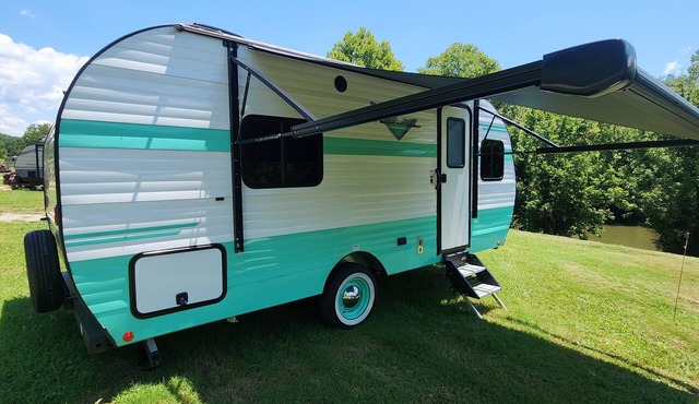 Retro RV with Wi-Fi and air conditioning located directly on Clinch River