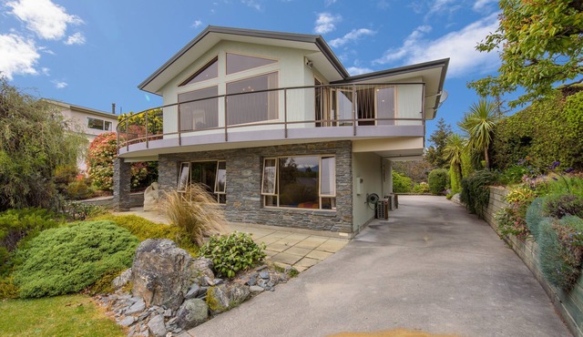 Retro Ski Lodge - Wanaka Holiday Home