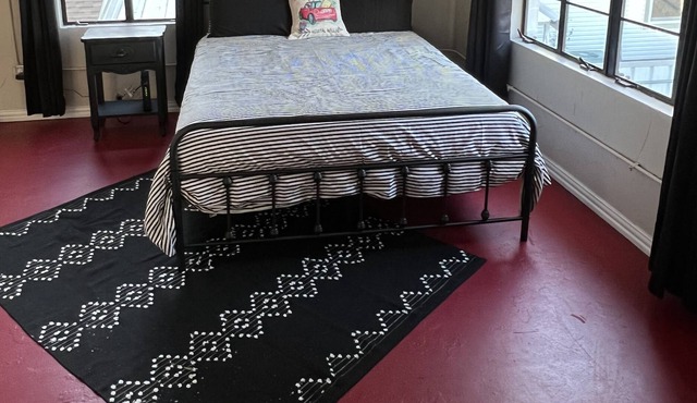 Retro Studio Apartment in the Heart of Downtown