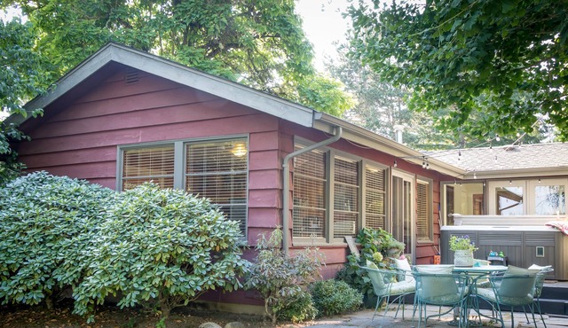 Retro Studio Cabin on a LAKE