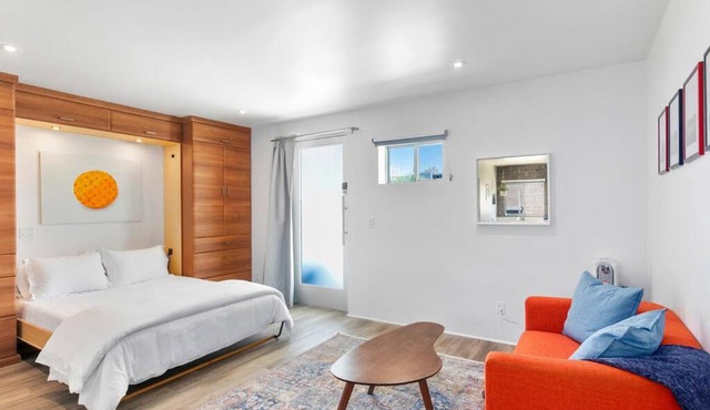 Retro Studio in the Heart of DTPH - Very Walkable
