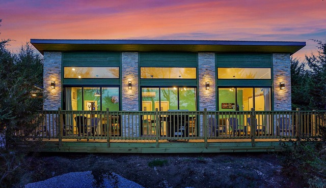 Retro Sundowner Cabin w/Hot Tub. 3 Bedroom & 4 Queen Beds