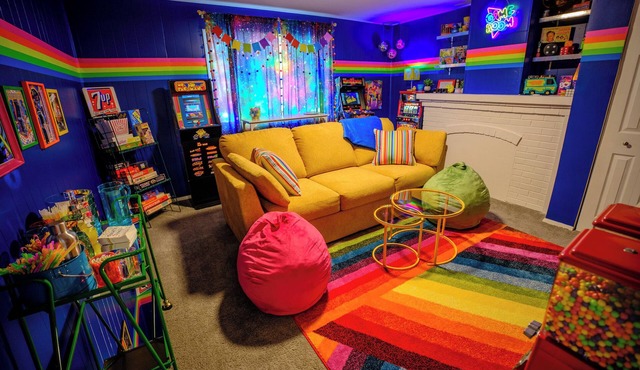 Retro Themed 4 bed home with AC in vibrant walkable area near Downtown Cleveland