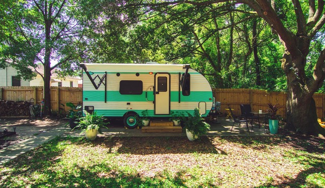 Retro themed camper 15 minutes from downtown, 25 minutes from beaches.