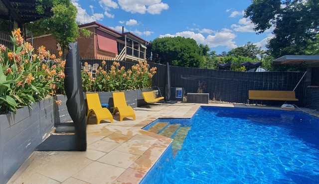 Retro tri-split-level family home, outstanding views, large pool: Albury Wodonga