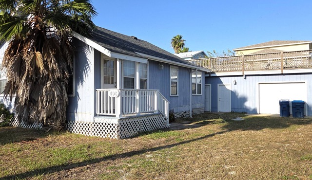 Retro Vibes-2 BR/2 Bath Cottage, Big Deck, Boat Parking, Beach Nearby, Dogs OK!