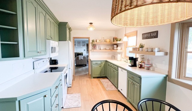 Retro vibes 4-bedroom home in Chaska with WiFi, AC, bike