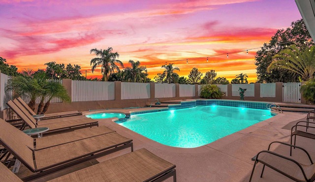 Retro Waterfront - Pool & Hottub, Tiki Bar, Dock, Fire-Pit, Kayaks, Paddleboards