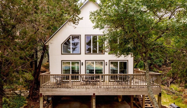 Reunion Beach Lakefront Getaway Hot Tub, Fire Pit, Walk to Water