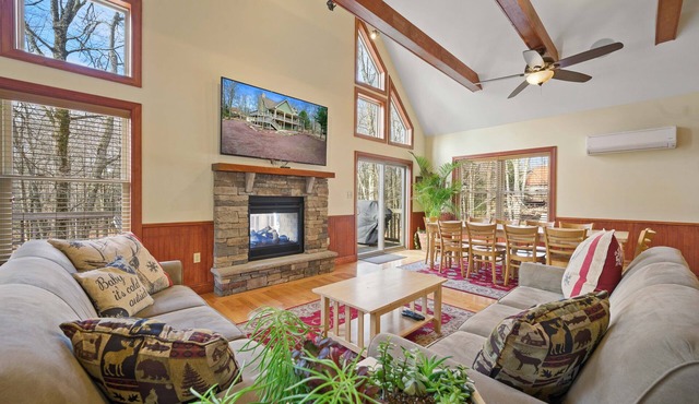 Reunions, Ski/Snowboard, Fish, Golf, Watersports Lake/Beach, Pickleball Hot tub