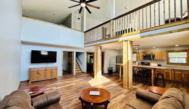 Rev-It Resort - Large Lofted Villa w/11 Beds, 4 Baths, Pool Table & Ping Pong