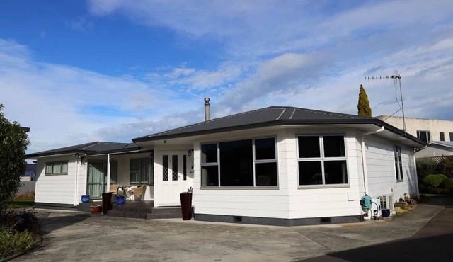 Rev it up Homestay. 800 meters to town, 1.5k to Manfeild race track.