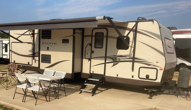 Reveille RV Resort Bryan 5mi to Downtown 10 to Kyle Field! GLAMPING, sleeps 6!
