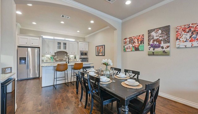 Reveille`s Retreat - Stunning escape right by Campus!