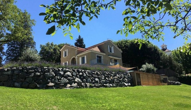 Revel in Vichy: Private Pool, Spacious 5-Bedroom Home, BBQ & Garden Retreat