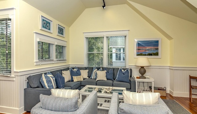 Reverse floor plan cottage with screened in porch. Nature views!