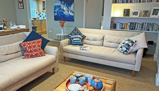 Reverse-level retreat in St Mawes, perfect for family or friends.