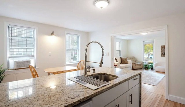Revitalized New England Home; Walk to Phillips Academy & town shops