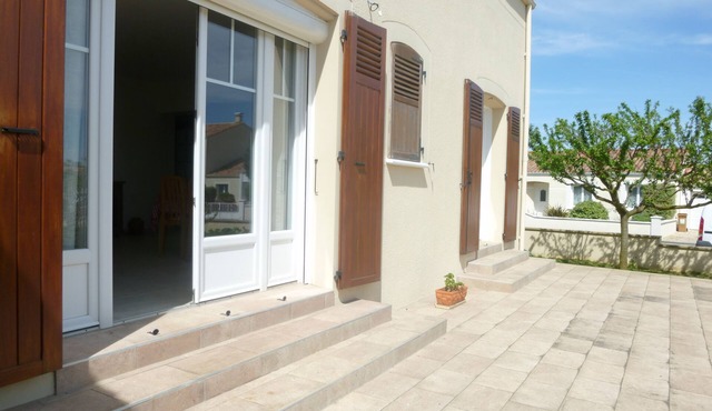 Rez-de-chaussée Avec Terrasse à 15 Minutes des Plages,