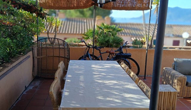 Rez de jardin vue mer 6 couchages piscine terrain de tennis