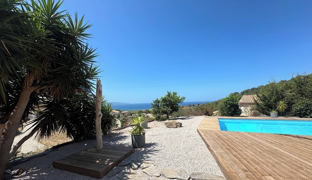 Rez de Villa , Piscine vue mer