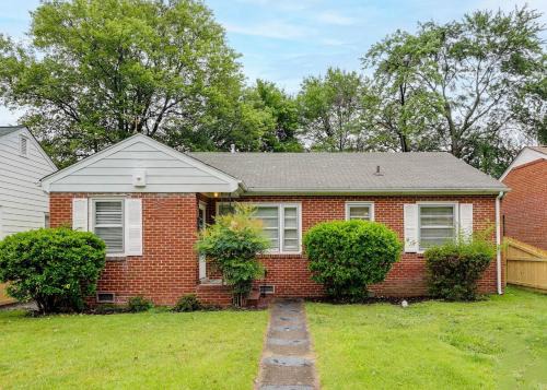 RF Central location w fenced backyard FIRE-PIT