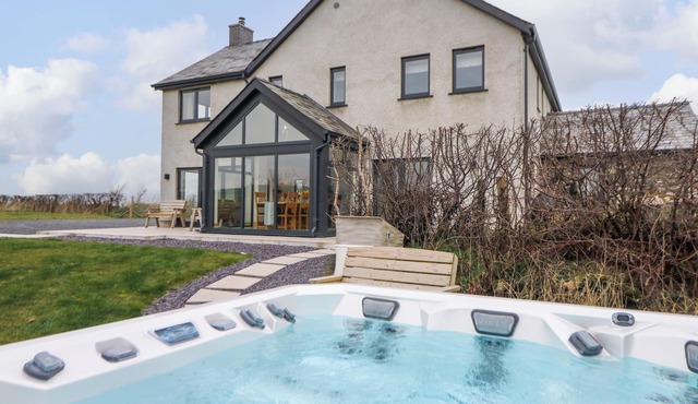 RHANDIR HEN, pet friendly, character holiday cottage in Aberystwyth