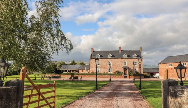 RHANDREGYNWEN HALL, family friendly, with hot tub in Four Crosses