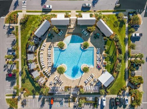 Rhema Luxury Beach Haus 2BR 2B ResortPool with optional 6-seater GolfCart & 4Bikes
