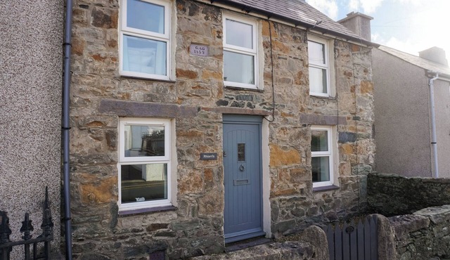 RHIANFA, pet friendly, with open fire in Newborough