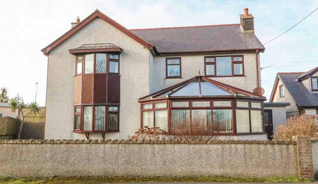 RHIANGWYN, pet friendly, with hot tub in Cemaes Bay