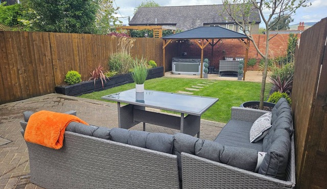 RHIF SAITH, pet friendly, luxury holiday cottage in Ruthin