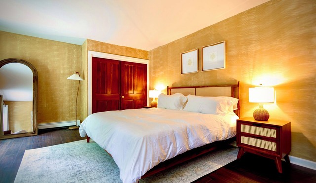 Rhinebeck Inn Suite with Private Deck and Fire Pit