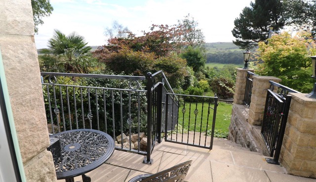 RHINEGOLD BUNGALOW, pet friendly, with a garden in Sheffield