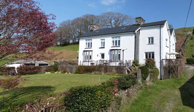 Rhiwlas - Eight Bedroom House, Sleeps 16