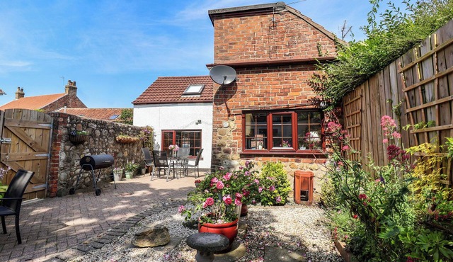 RHODALE COTTAGE, pet friendly, character holiday cottage in Skipsea