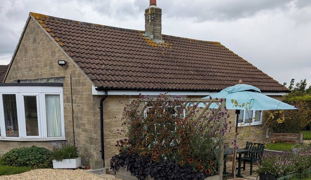 RHODE ACRES, pet friendly, with a garden in Hazelbury Bryan