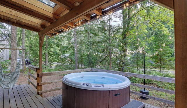 Rhododendron Family Cabin: Hot Tub & Deck!
