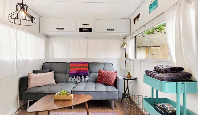 Rhonda the Rambler- Glamp w/Pets