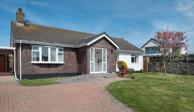 Rhonwil : Pet-Friendly 3‑Bed Bungalow with Sunroom in Rhosneigr | Managed by Anglesey Holiday Lettin