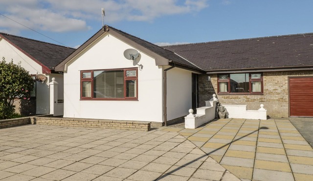 RHOS DEINIOL, pet friendly, country holiday cottage in Morfa Bychan