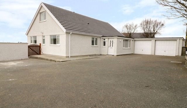 RHOS HELYG, pet friendly, luxury holiday cottage in Penysarn