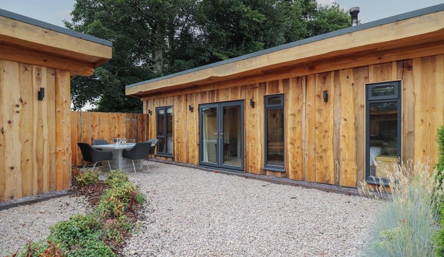 RHOSYN, pet friendly, character holiday cottage in Llangadfan