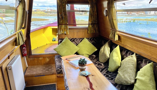 Rhubarb and Custard - a quirky, cosy narrowboat in a nature reserve by the sea